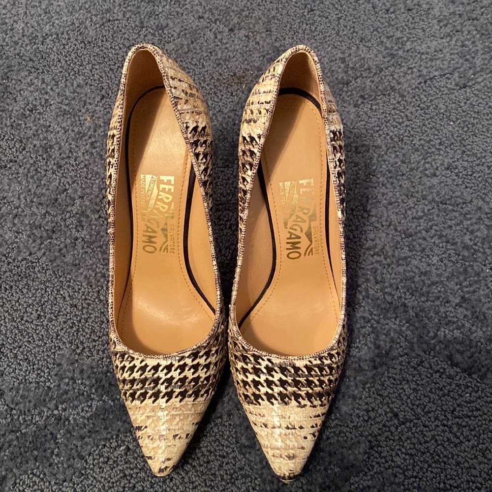 Neutral color size 36 Salvatore Ferragamo pumps